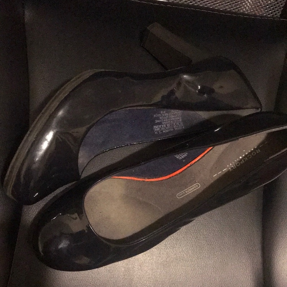 Navy blue 7 1/2 rockport patent leather heels in gently used condition.